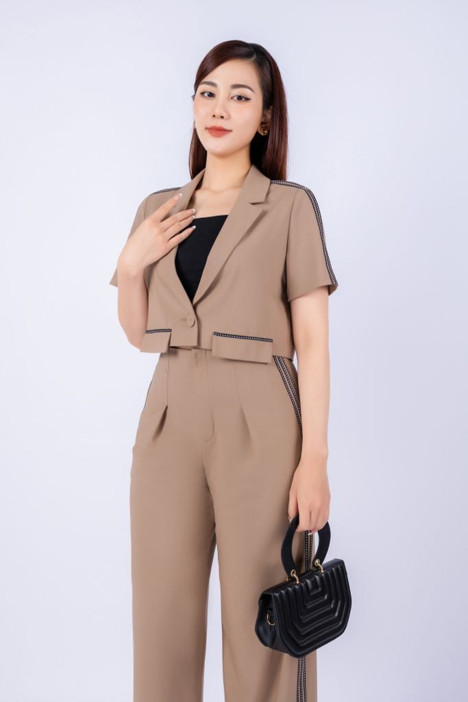 BAK33067 - Áo vest công sở vải tuytsi dáng croptop có lót vải habutai cổ hai ve vai phối dây ren trang trí gấu áo phối nắp túi tạo kiểu - PANTIO