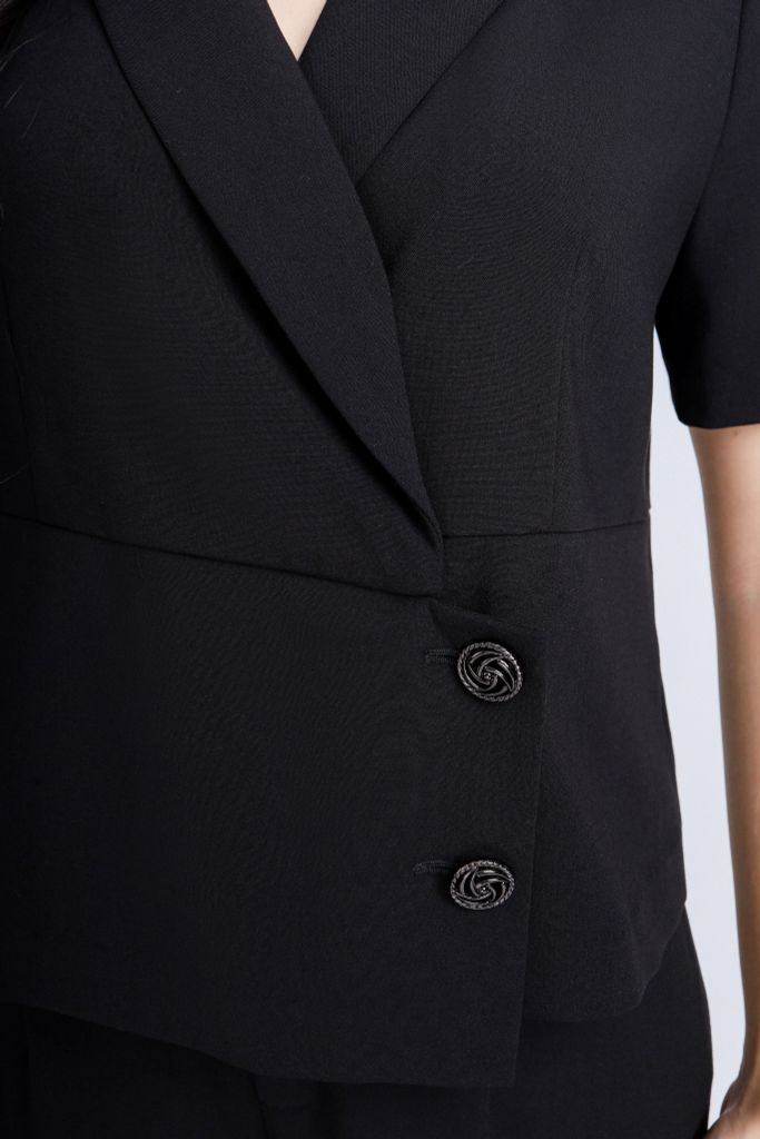 BAK33086 - Áo vest kiểu công sở chất liệu tuytsi dáng peplum lửng, vạt chéo đính khuy trang trí - PANTIO