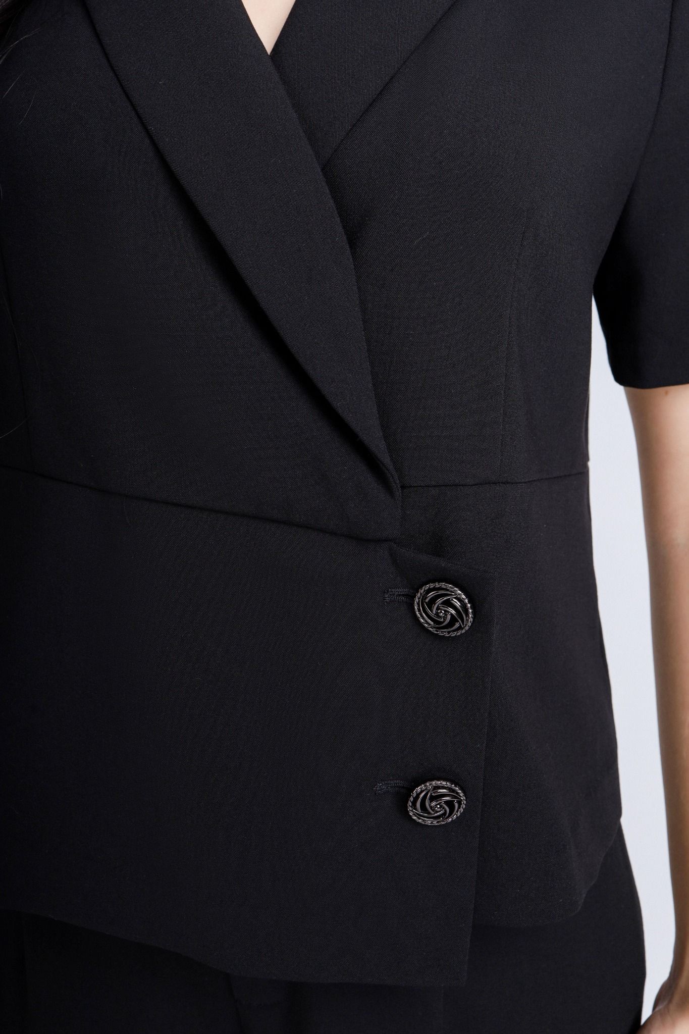 BAK33086 - Áo vest kiểu công sở chất liệu tuytsi dáng peplum lửng, vạt chéo đính khuy trang trí - PANTIO