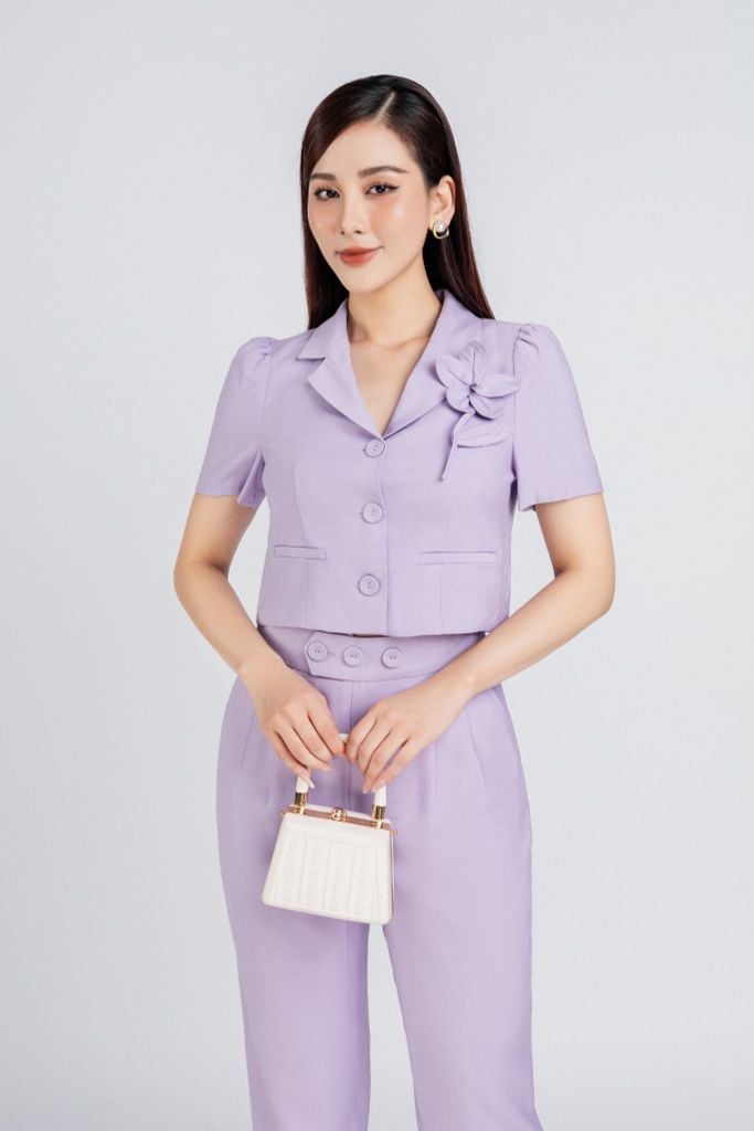 BAK33093 - áo kiểu công sở vải thô lót 1 lớp habutai cổ đức dáng lửng phối khuy bọc kèm hoa trang trí tạo kiểu vai bồng nhẹ - PANTIO