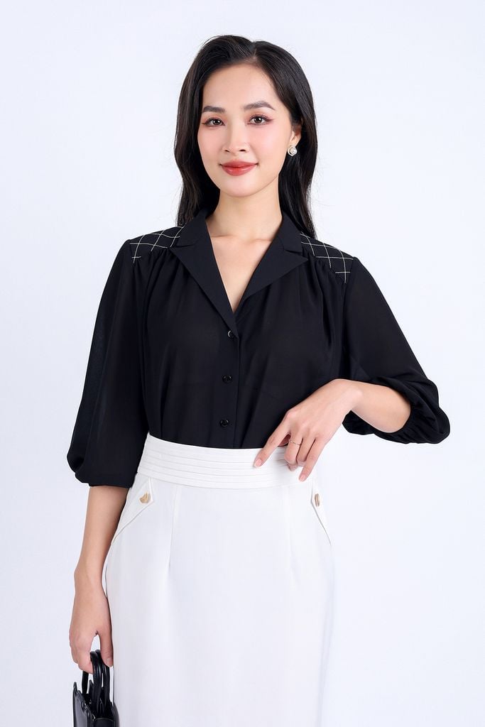 BAK33136 - Áo sơ mi kiểu công sở vải phi cát dáng suông cổ hai ve vai thêu hoạ tiết kẻ caro tay lửng gấu tay bo chun cài khuy thân trước - PANTIO