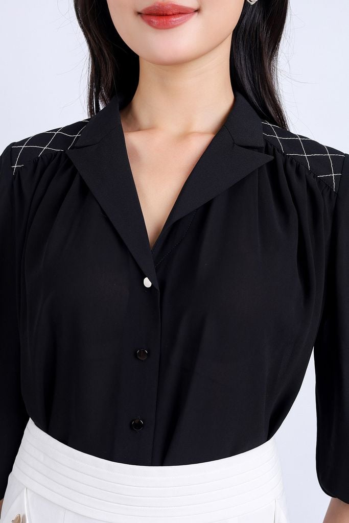 BAK33136 - Áo sơ mi kiểu công sở vải phi cát dáng suông cổ hai ve vai thêu hoạ tiết kẻ caro tay lửng gấu tay bo chun cài khuy thân trước - PANTIO
