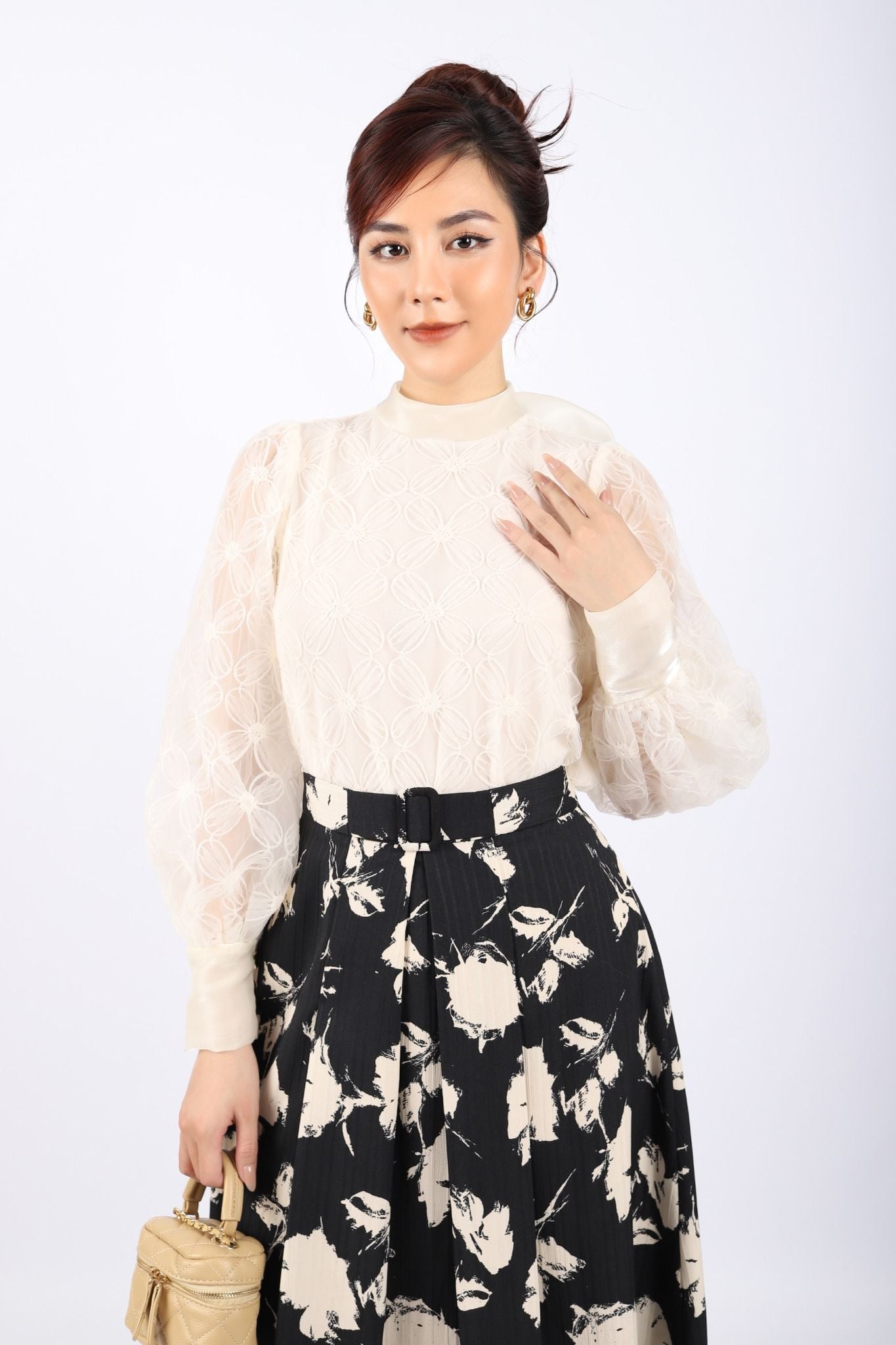 BAK72888 - Áo kiểu công sở vải ren lưới dáng suông cổ tròn bẻ phối vải voan buộc nơ thân sau tay bồng - PANTIO