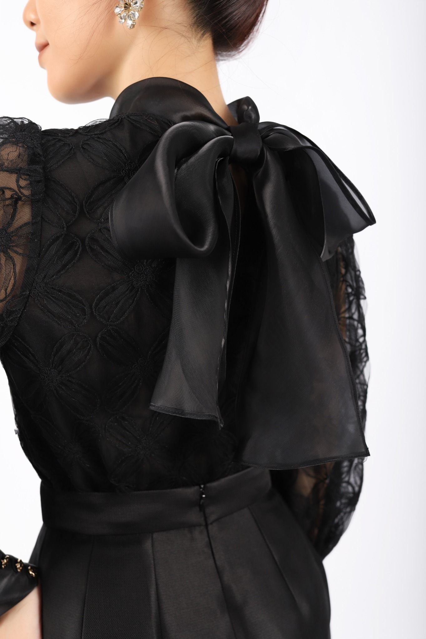 BAK72888 - Áo kiểu công sở vải ren lưới dáng suông cổ tròn bẻ phối vải voan buộc nơ thân sau tay bồng - PANTIO