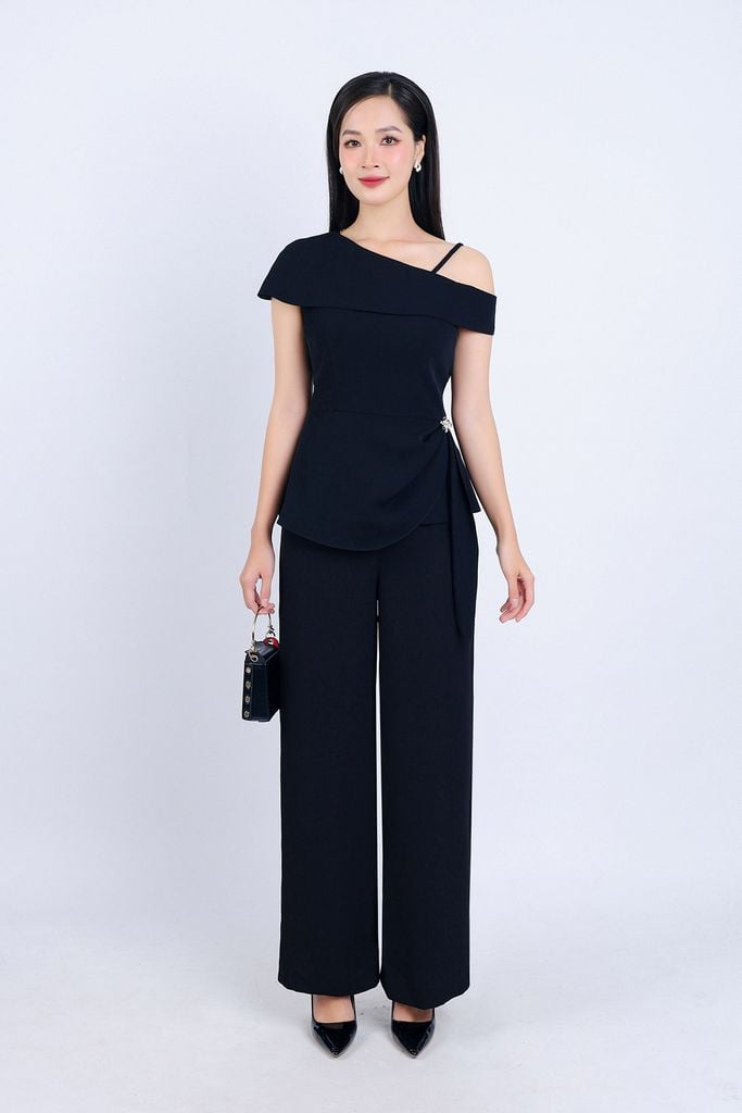BAK73182 - Áo kiểu công sở vải tuyp xy hai lớp lót habutai cổ lệch trễ vai eo đính vạt bất đối xứng phối đá kim loại trang trí - PANTIO