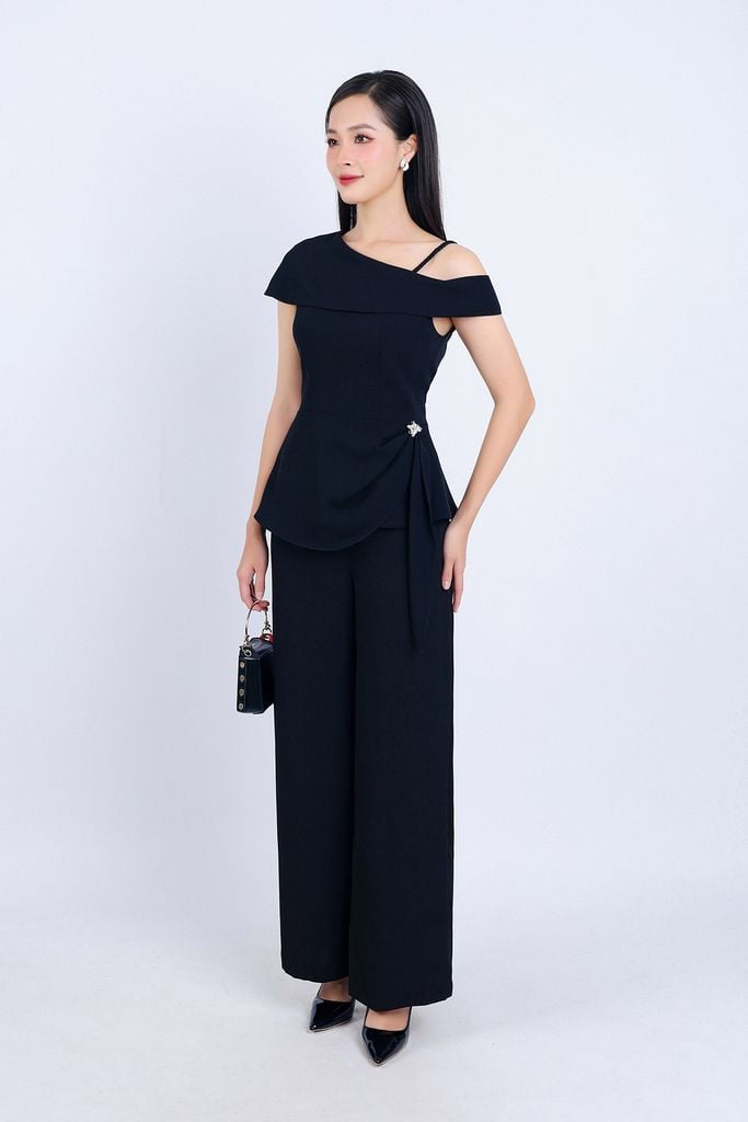 BAK73182 - Áo kiểu công sở vải tuyp xy hai lớp lót habutai cổ lệch trễ vai eo đính vạt bất đối xứng phối đá kim loại trang trí - PANTIO