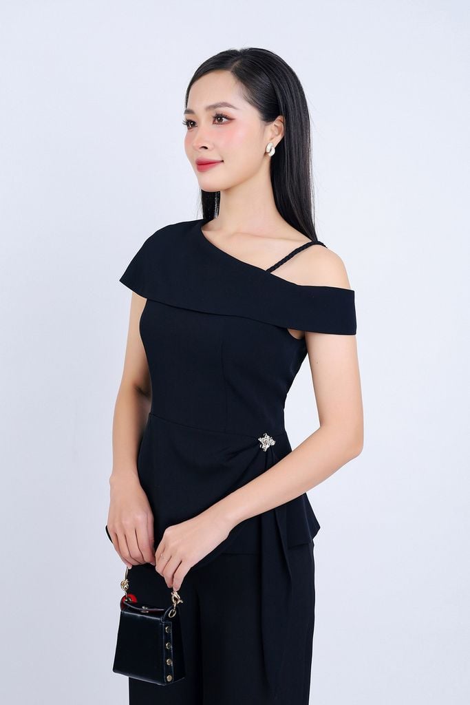 BAK73182 - Áo kiểu công sở vải tuyp xy hai lớp lót habutai cổ lệch trễ vai eo đính vạt bất đối xứng phối đá kim loại trang trí - PANTIO