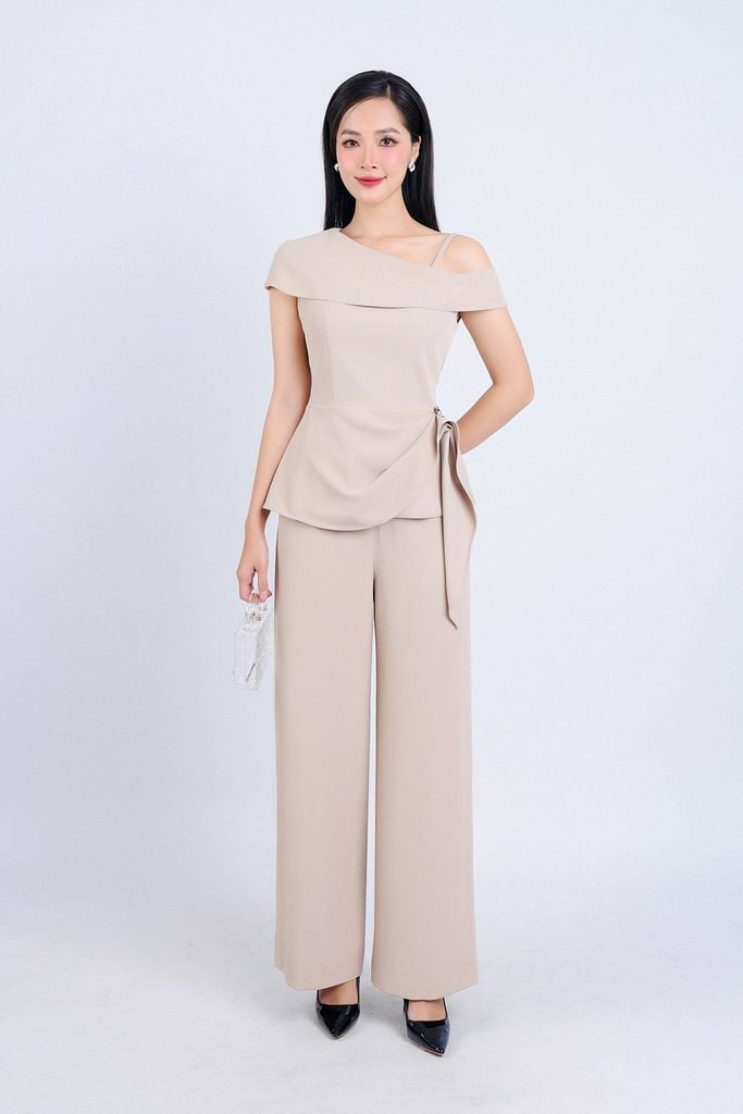 BAK73182 - Áo kiểu công sở vải tuyp xy hai lớp lót habutai cổ lệch trễ vai eo đính vạt bất đối xứng phối đá kim loại trang trí - PANTIO