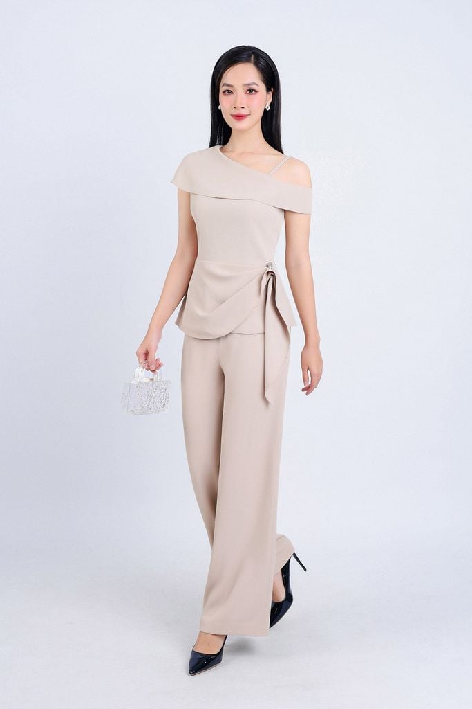 BAK73182 - Áo kiểu công sở vải tuyp xy hai lớp lót habutai cổ lệch trễ vai eo đính vạt bất đối xứng phối đá kim loại trang trí - PANTIO