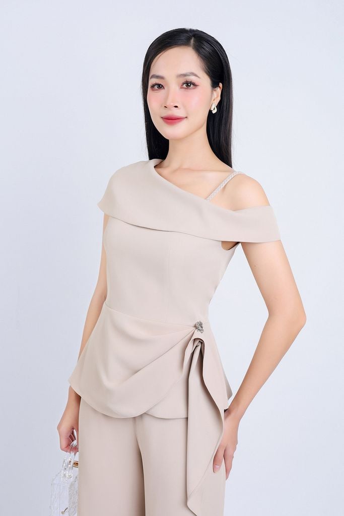 BAK73182 - Áo kiểu công sở vải tuyp xy hai lớp lót habutai cổ lệch trễ vai eo đính vạt bất đối xứng phối đá kim loại trang trí - PANTIO