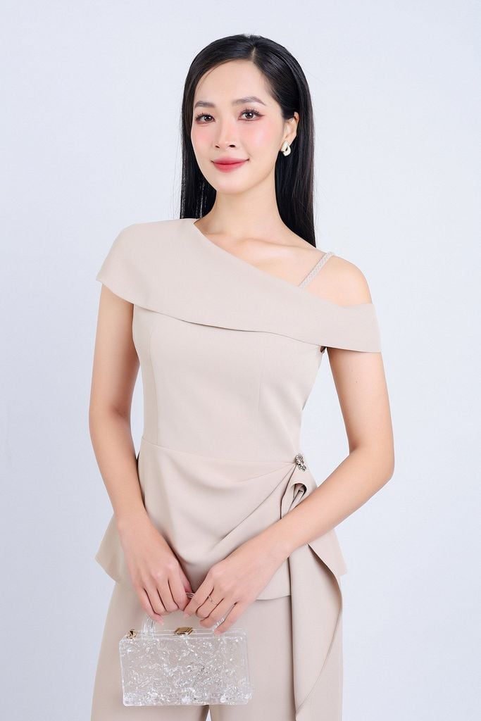 BAK73182 - Áo kiểu công sở vải tuyp xy hai lớp lót habutai cổ lệch trễ vai eo đính vạt bất đối xứng phối đá kim loại trang trí - PANTIO