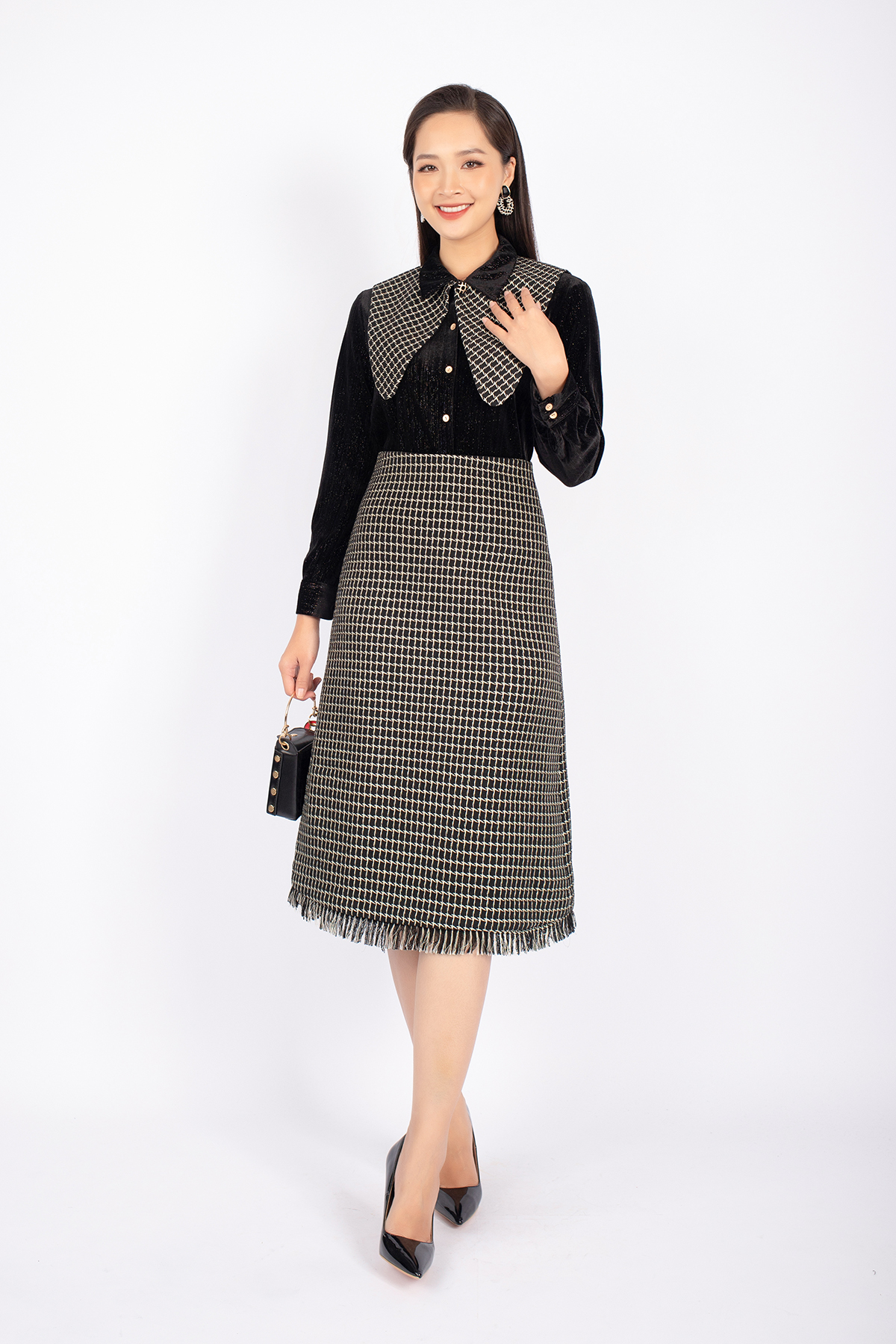 BAK92730 - Áo kiểu công sở vải nhung dáng suông cổ họa tiết cài rời trang trí - PANTIO