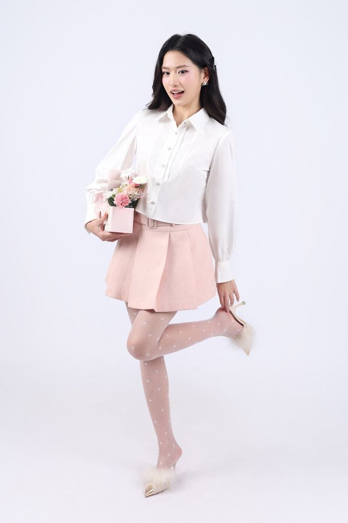 BAK93363 - Áo sơ mi dáng croptop, cổ đức, tay bồng có măng séc, nẹp cài khuy, ly bong ở nẹp - JAN.