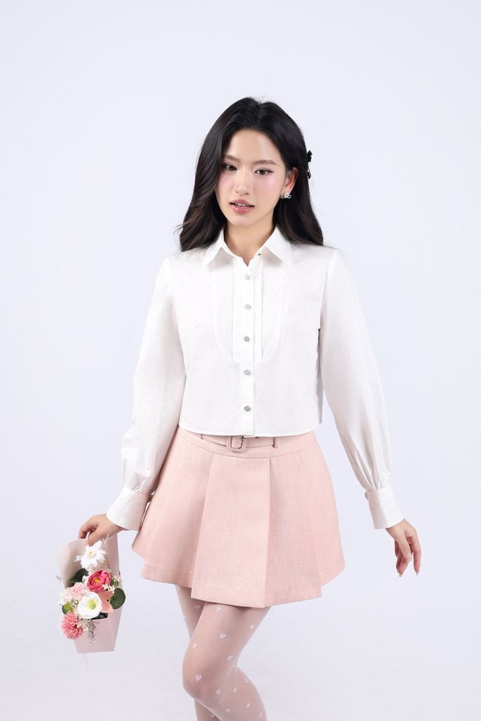 BAK93363 - Áo sơ mi dáng croptop, cổ đức, tay bồng có măng séc, nẹp cài khuy, ly bong ở nẹp - JAN.