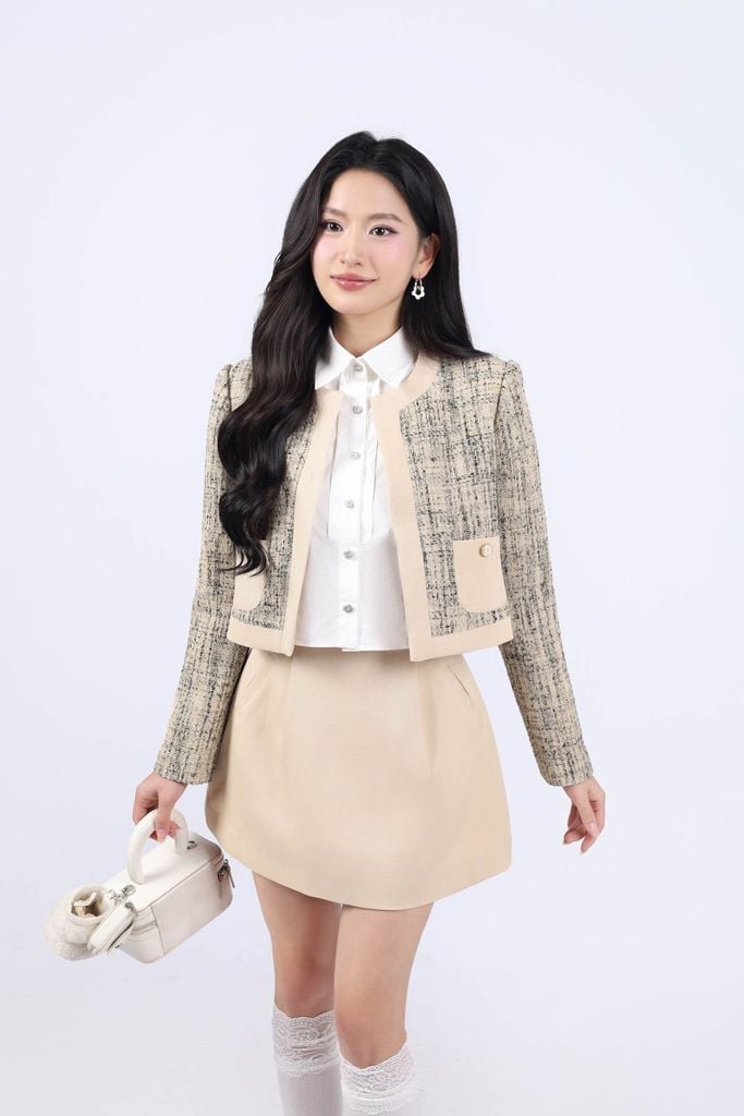 FKM9700 - Áo khoác dáng croptop, cổ tròn, túi ốp, tay dài, phối vải thân trước - JAN.