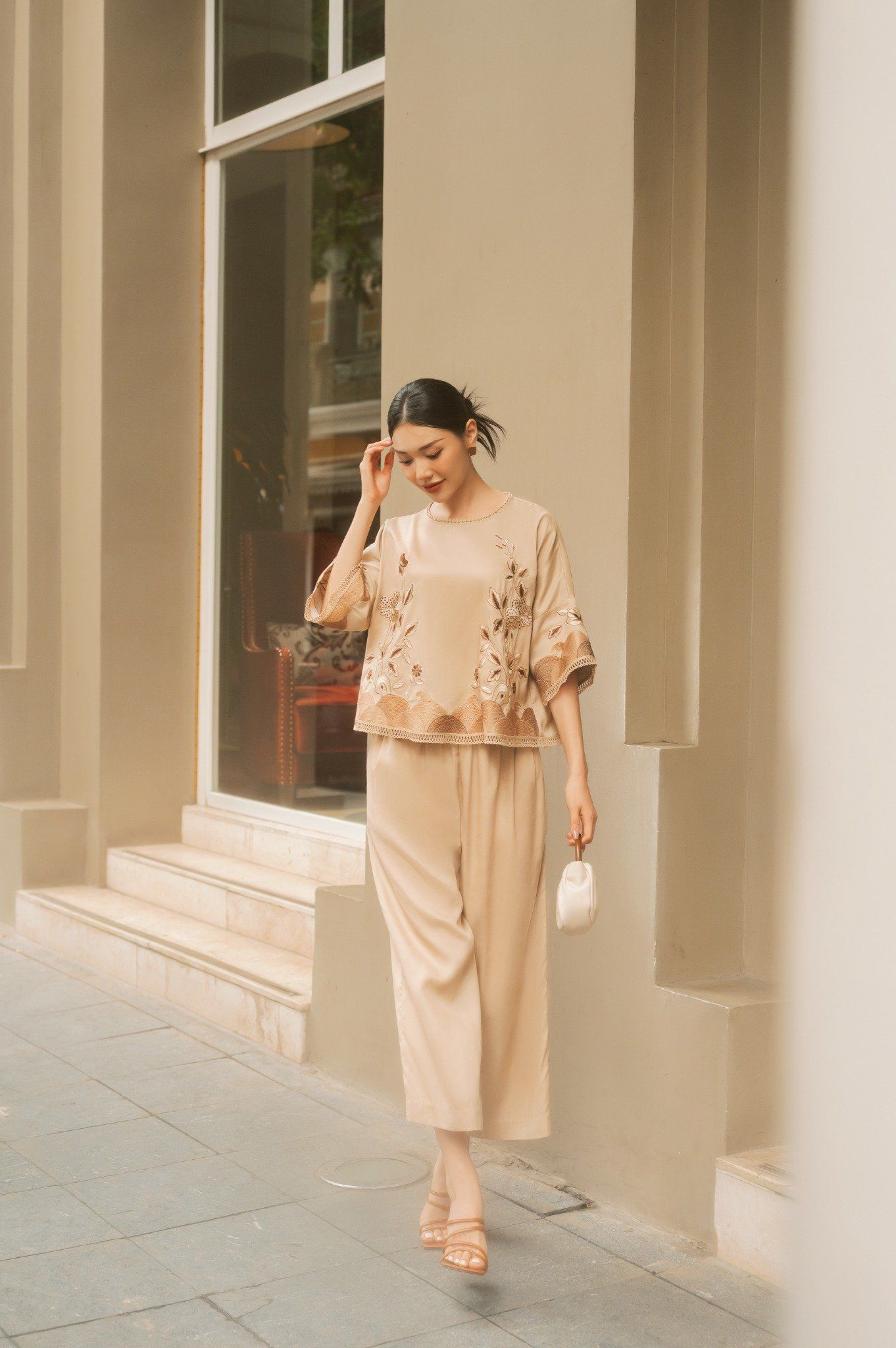 BAS12764 - Áo kiểu dạo phố vải thô đũi dáng A cổ và tay phối vải ren thân trang trí hình thêu - PANTIO