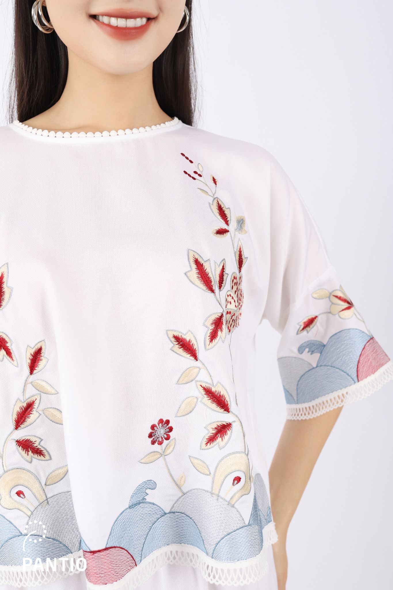 BAS12764 - Áo kiểu dạo phố vải thô đũi dáng A cổ và tay phối vải ren thân trang trí hình thêu - PANTIO