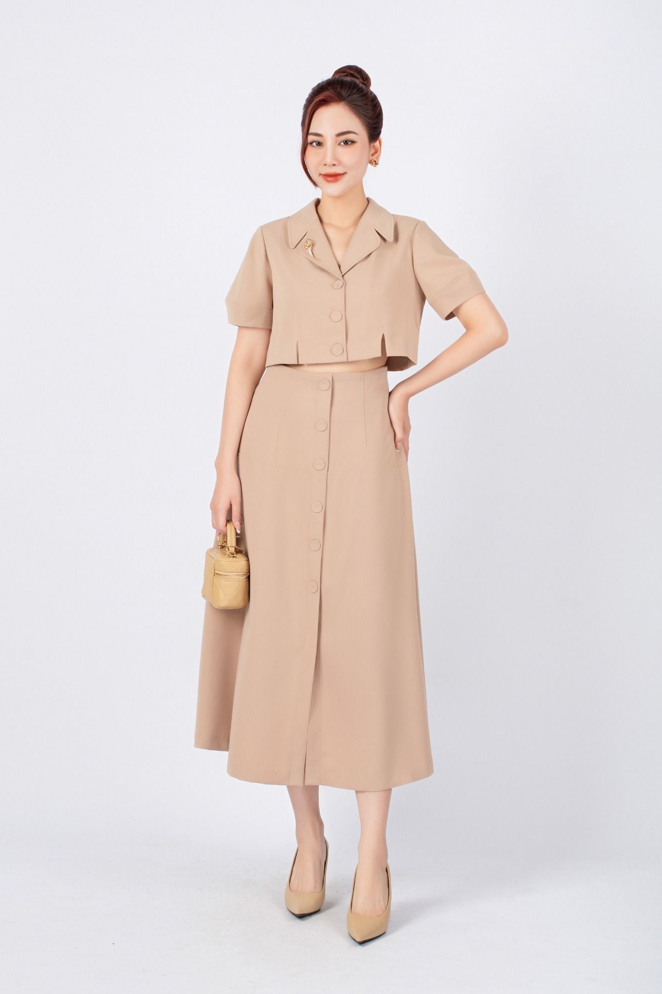 BAS13039 - Áo vest công sở vải tuytsi dáng croptop cổ hai ve cài cúc bọc gấu xẻ tạo kiểu kèm cài áo trang trí - PANTIO