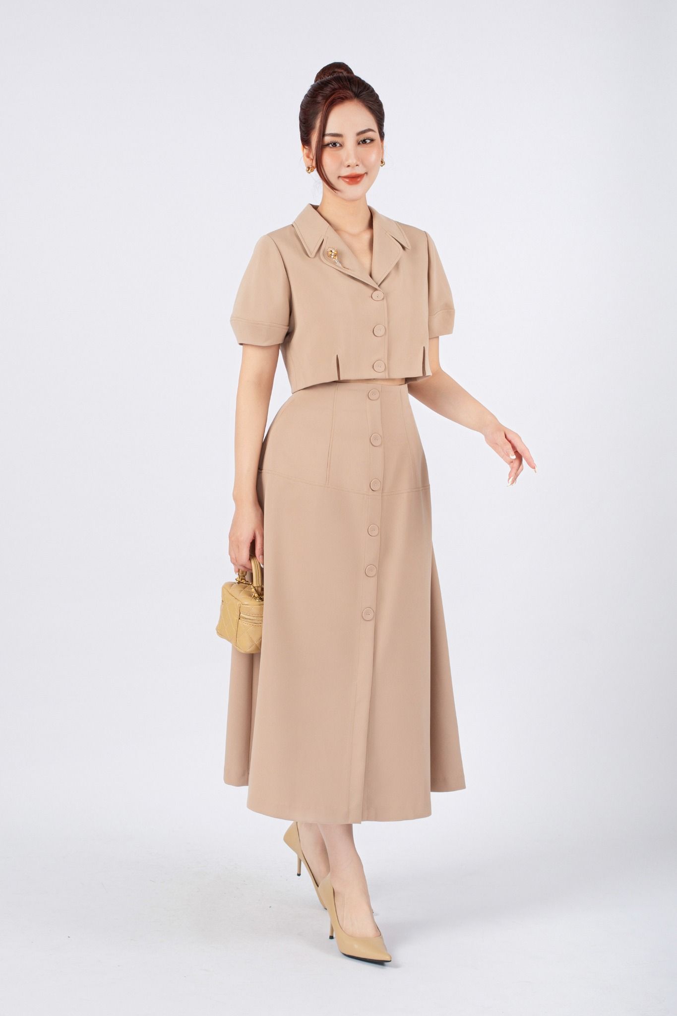 BAS13039 - Áo vest công sở vải tuytsi dáng croptop cổ hai ve cài cúc bọc gấu xẻ tạo kiểu kèm cài áo trang trí - PANTIO