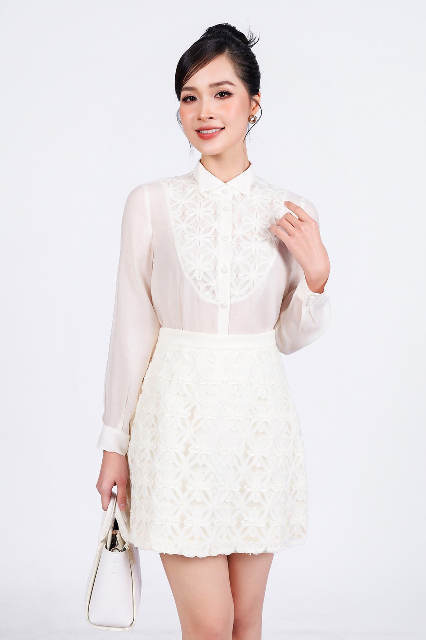 BJN13283 - Chân váy ngắn vải tơ hai lớp phối ren hoa dáng A khoá thân sau - PANTIO