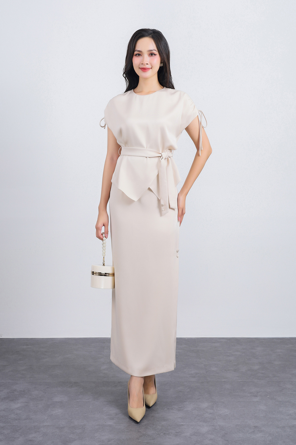 BAS13375 - Áo sơ mi công sở vải tuytsi dáng suông cổ tròn vai chờm phối dây rút gấu áo vạt lệch tạo kiểu kèm dây đai - PANTIO