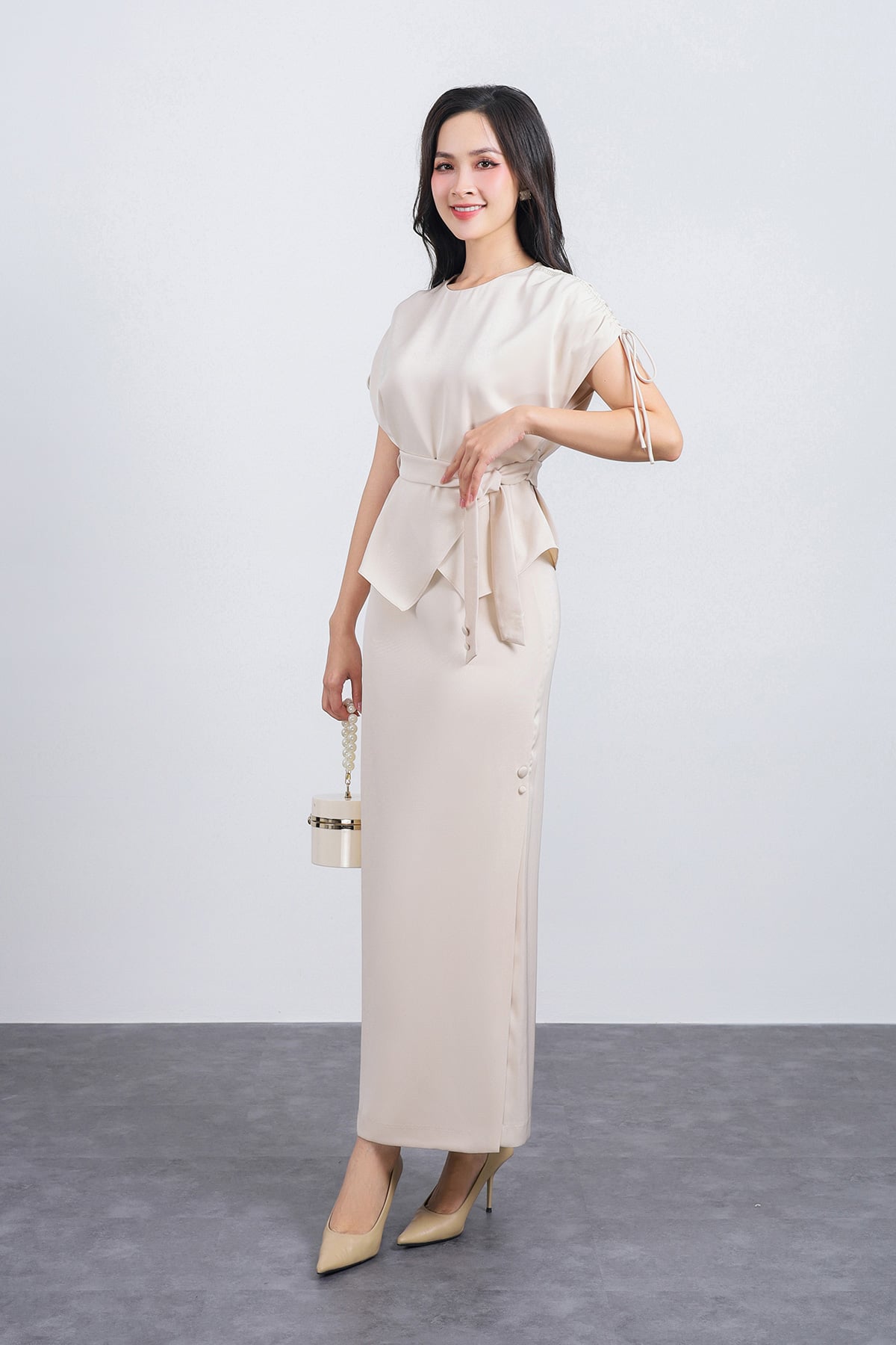 BAS13375 - Áo sơ mi công sở vải tuytsi dáng suông cổ tròn vai chờm phối dây rút gấu áo vạt lệch tạo kiểu kèm dây đai - PANTIO