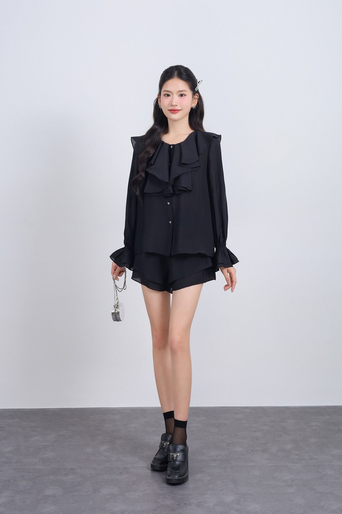 BQN13458 - Quần short vải tơ dáng suông gấu quần xếp tầng tạo kiểu khoá thân sau - JAN.