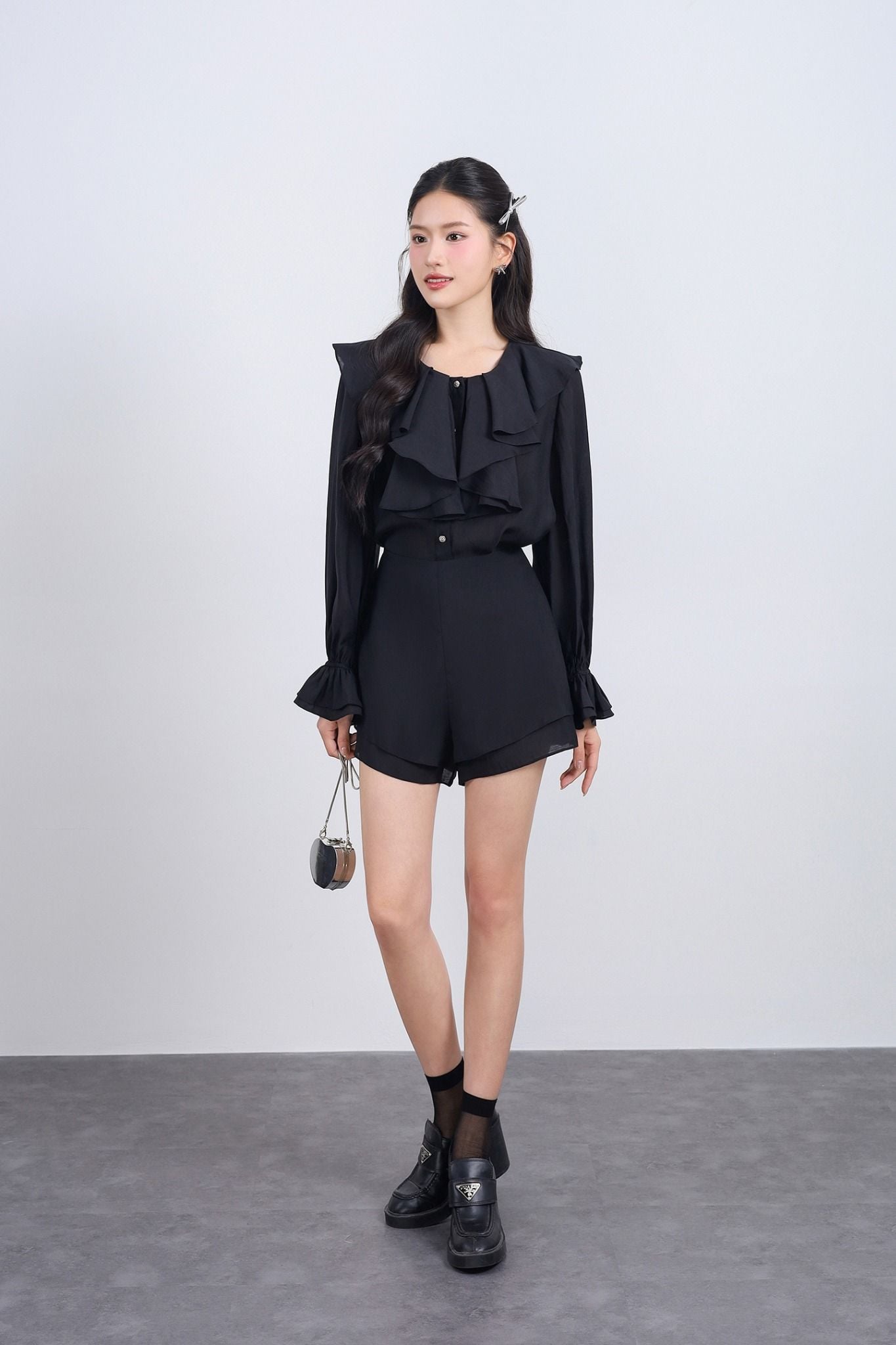 BQN13458 - Quần short vải tơ dáng suông gấu quần xếp tầng tạo kiểu khoá thân sau - JAN.