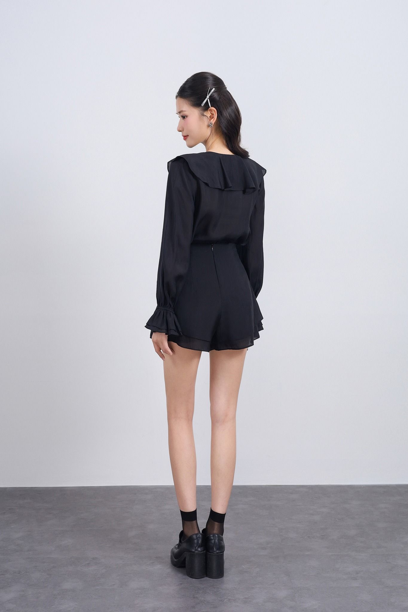 BQN13458 - Quần short vải tơ dáng suông gấu quần xếp tầng tạo kiểu khoá thân sau - JAN.