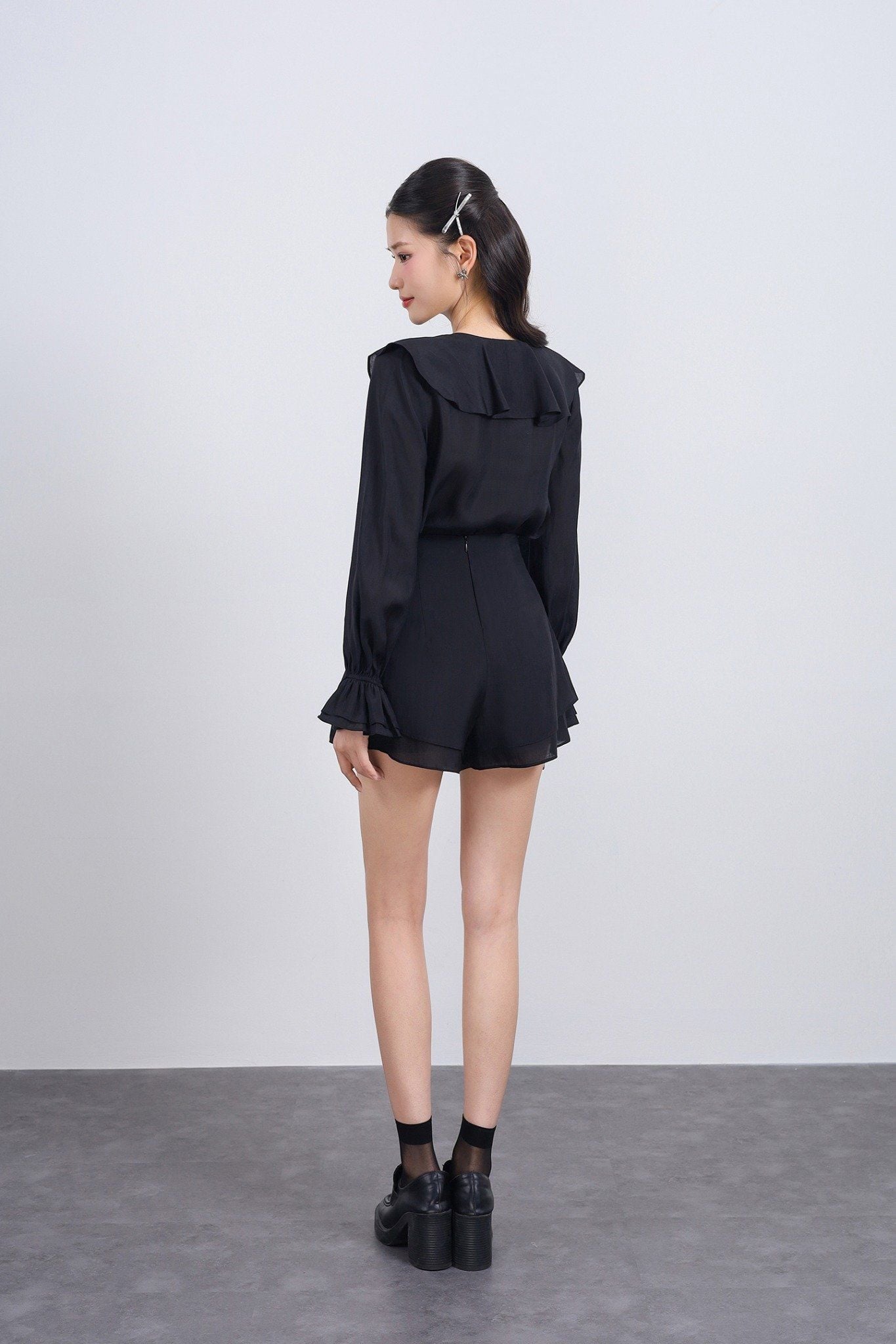 BAS13458 - Áo sơ mi vải tơ dáng suông cổ tròn phối viền bèo thân áo đính khuy đá tạo kiểu - JAN.