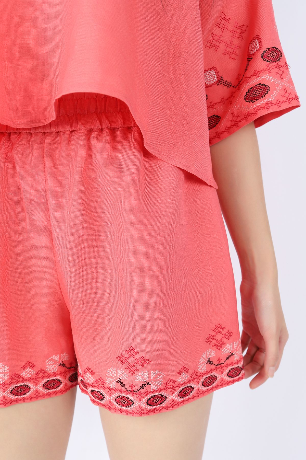 BQN32765 - Quần short dạo phố vải linen dáng rộng cạp sau phối chun co dãn gấu thêu trang trí - PANTIO