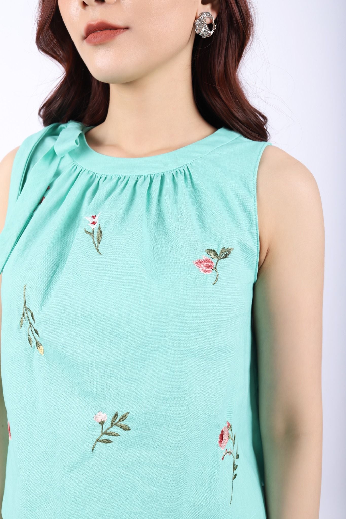 BAS32775 - Áo kiểu dạo phố vải linen dáng A cổ nhún phối nơ thân trang trí hình thêu - tỷ lệ kèo 8899