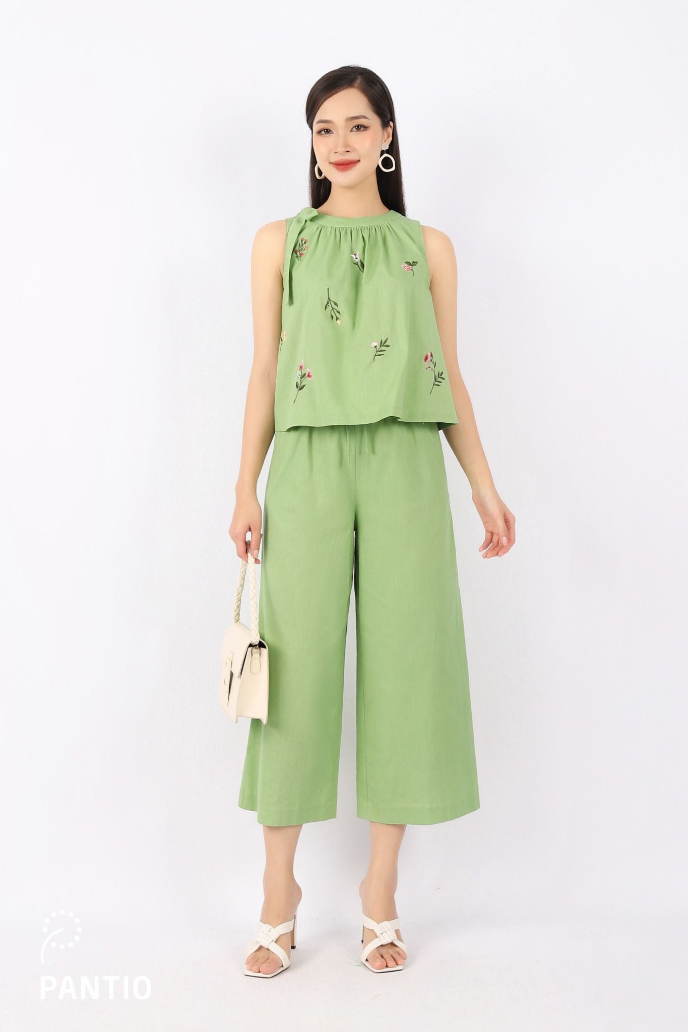 BAS32775 - Áo kiểu dạo phố vải linen dáng A cổ nhún phối nơ thân trang trí hình thêu - tỷ lệ kèo 8899