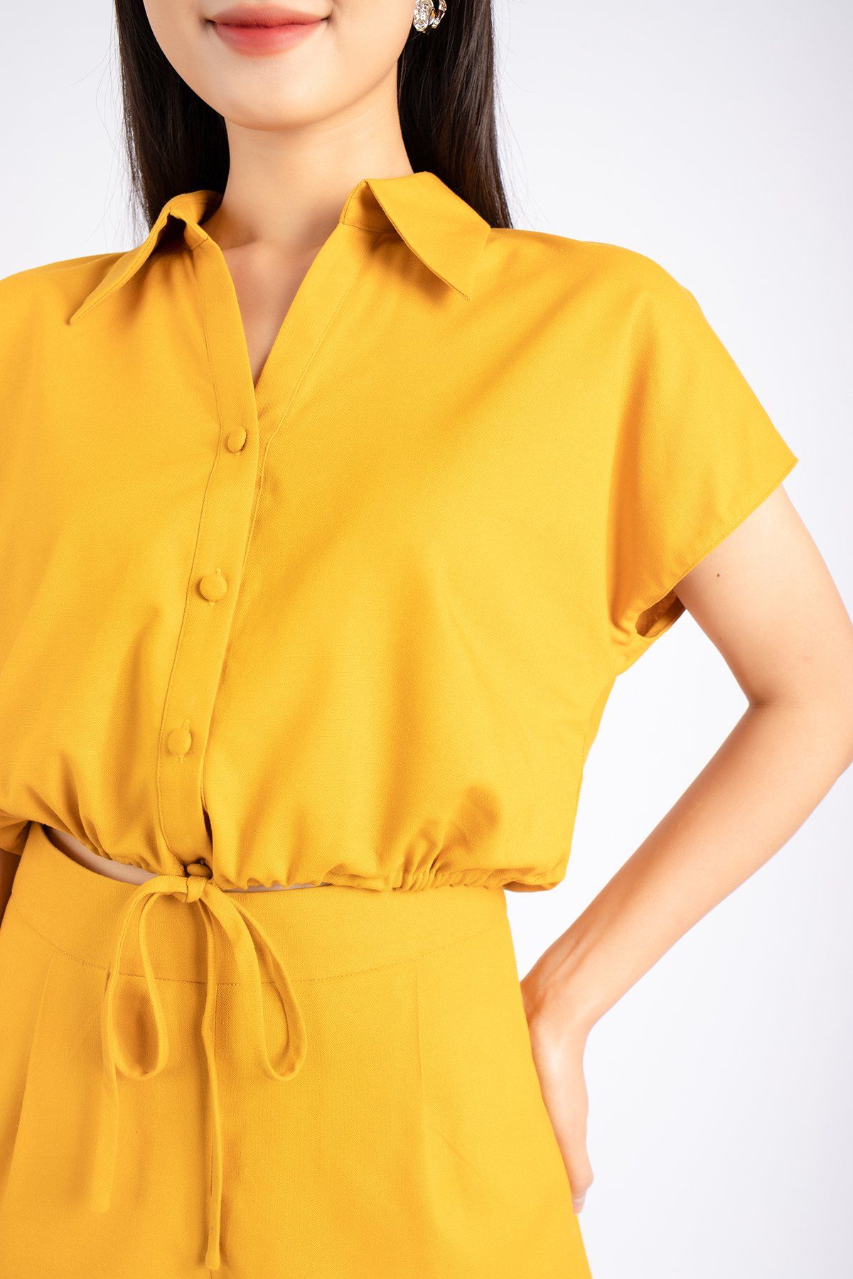 BAS32812 - Áo sơ mi dạo phố vải linen dáng croptop cạp rút dây buộc eo tay liền vai chờm - PANTIO