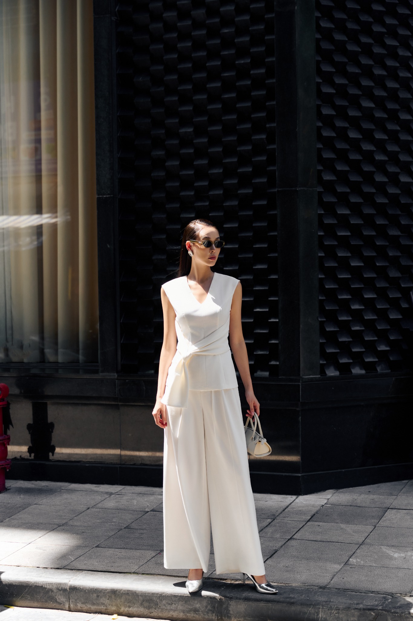 FAS33523 - Áo kiểu công sở vải thô dáng ôm cổ V thân xếp nhún thả vạt tạo kiểu khóa thân sau - PANTIO