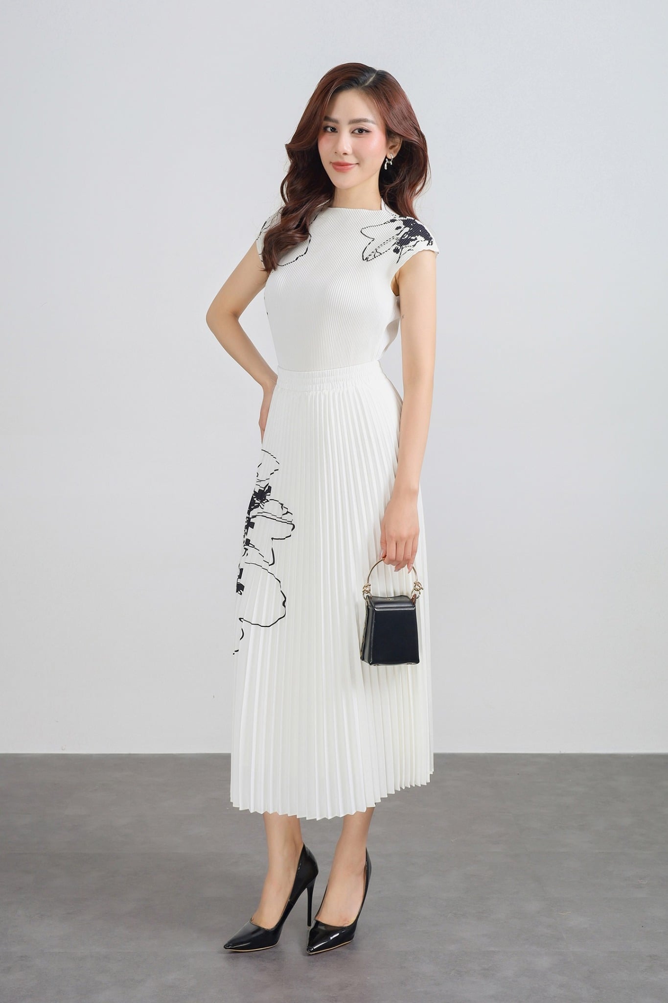 BAS33045 - Áo sơ mi kiểu vải thô lụa dập ly dáng suông cổ tròn vai chờm thân áo in hoạ tiết hoa 3D thời trang - PANTIO