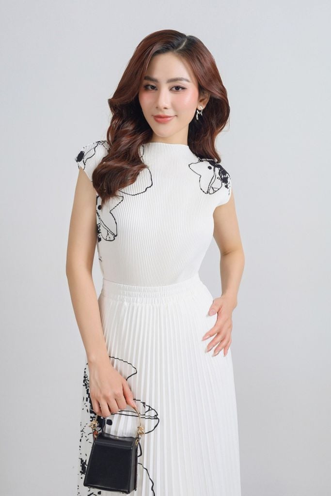BAS33045 - Áo sơ mi kiểu vải thô lụa dập ly dáng suông cổ tròn vai chờm thân áo in hoạ tiết hoa 3D thời trang - PANTIO