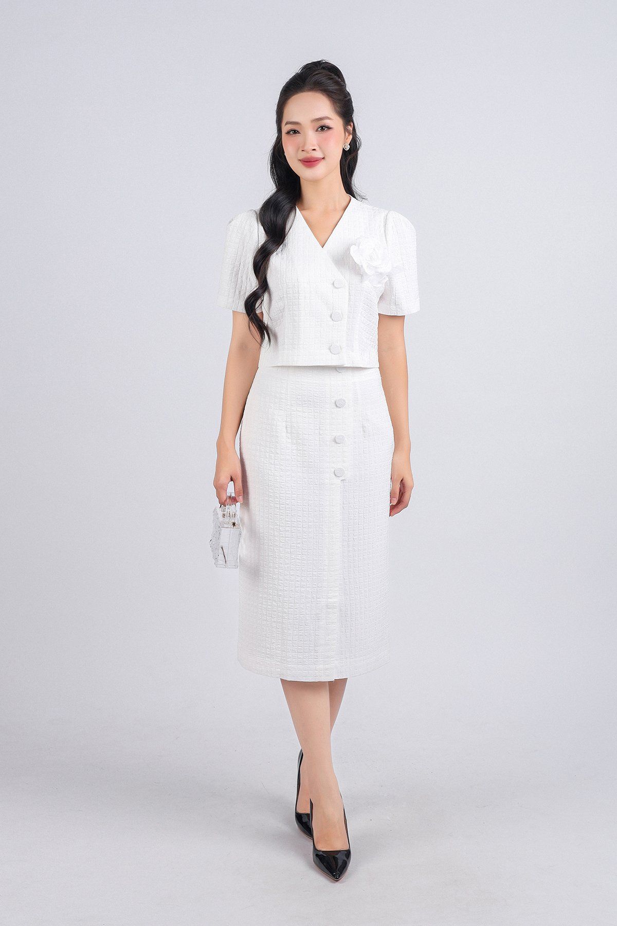 BAS33056 - Áo kiểu công sở vải thô dáng lửng hai lớp lót habutai cổ chữ V thân áo đính khuy bọc kèm hoa cài trang trí - PANTIO