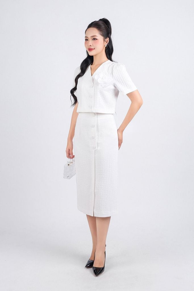 BAS33056 - Áo kiểu công sở vải thô dáng lửng hai lớp lót habutai cổ chữ V thân áo đính khuy bọc kèm hoa cài trang trí - PANTIO