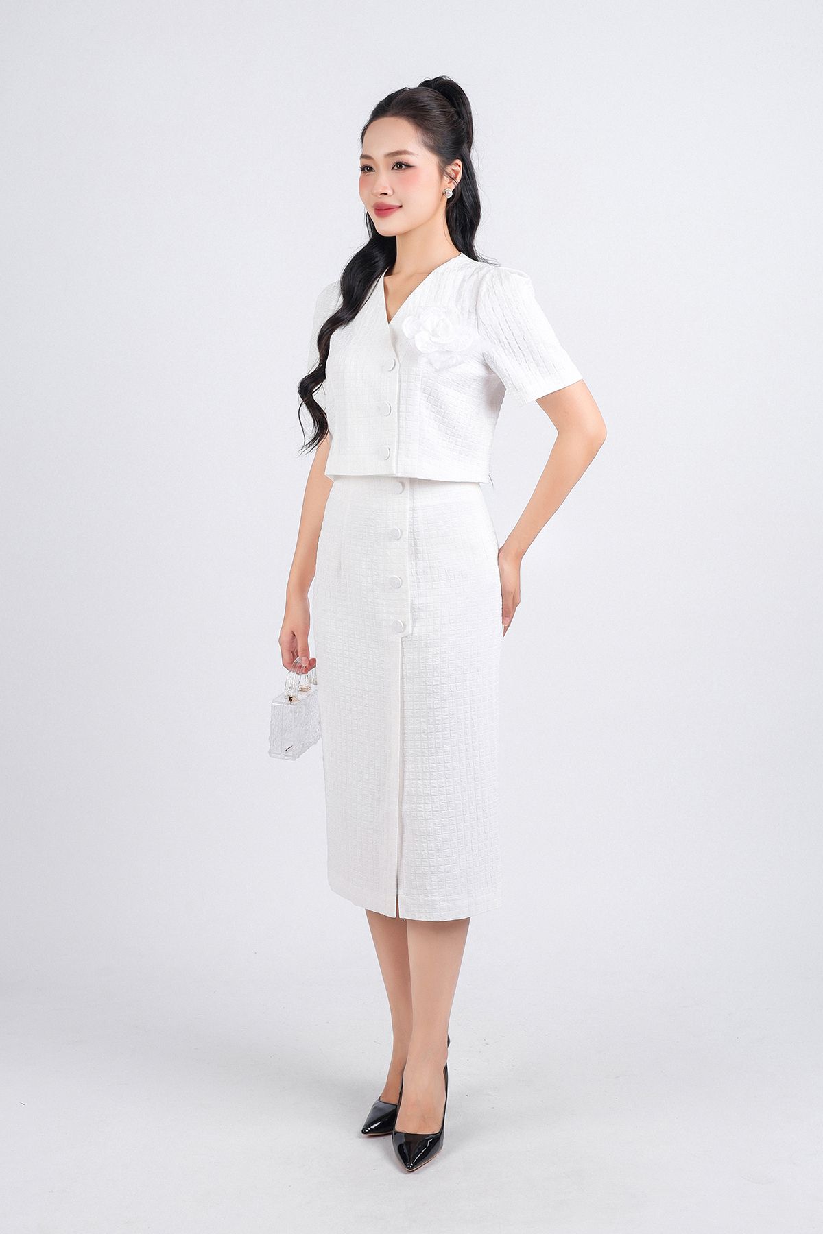 BAS33056 - Áo kiểu công sở vải thô dáng lửng hai lớp lót habutai cổ chữ V thân áo đính khuy bọc kèm hoa cài trang trí - PANTIO