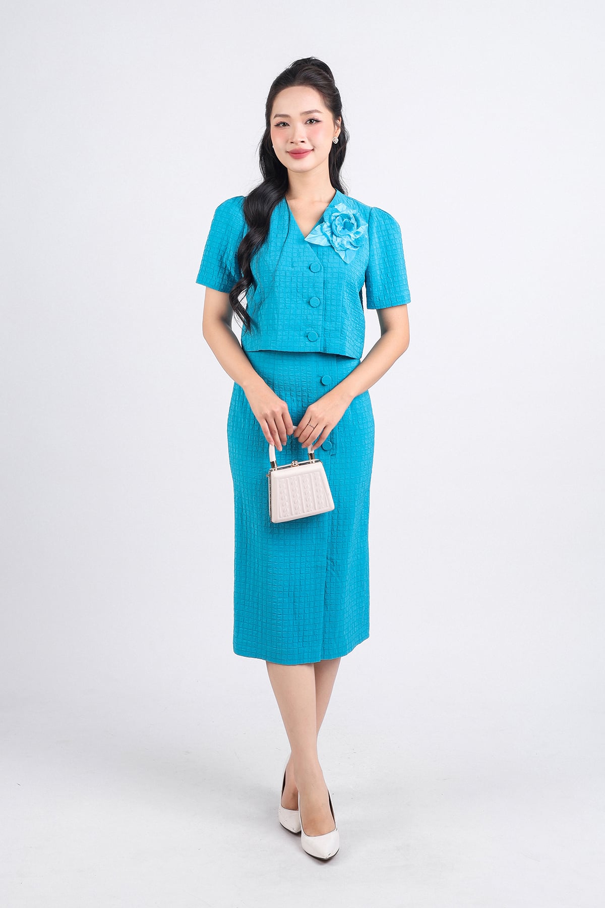 BAS33056 - Áo kiểu công sở vải thô dáng lửng hai lớp lót habutai cổ chữ V thân áo đính khuy bọc kèm hoa cài trang trí - tỷ lệ kèo 8899