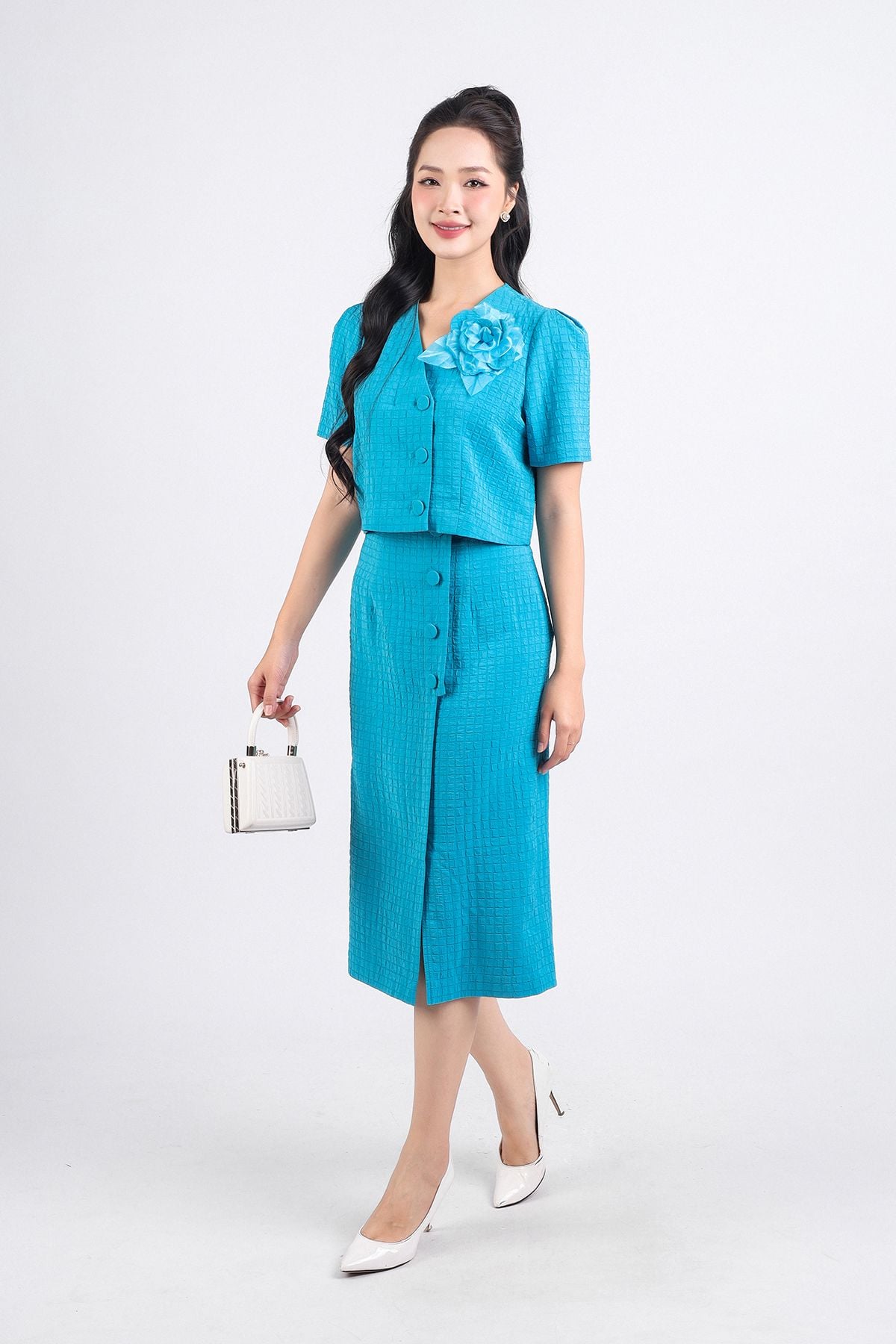 BAS33056 - Áo kiểu công sở vải thô dáng lửng hai lớp lót habutai cổ chữ V thân áo đính khuy bọc kèm hoa cài trang trí - PANTIO