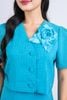 BAS33056 - Áo kiểu công sở vải thô dáng lửng hai lớp lót habutai cổ chữ V thân áo đính khuy bọc kèm hoa cài trang trí - PANTIO
