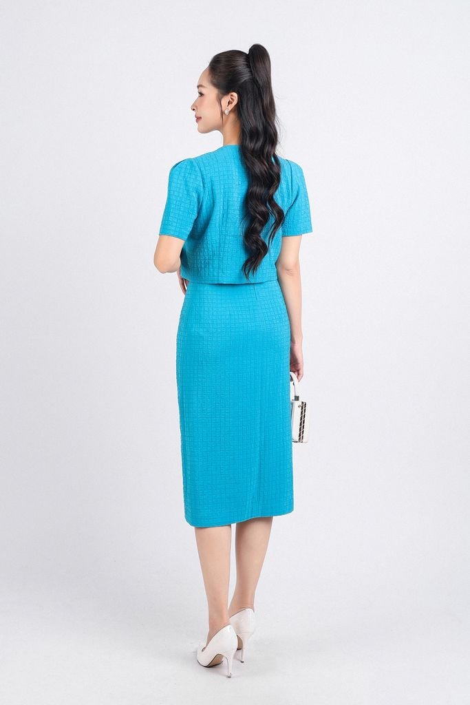 BAS33056 - Áo kiểu công sở vải thô dáng lửng hai lớp lót habutai cổ chữ V thân áo đính khuy bọc kèm hoa cài trang trí - PANTIO