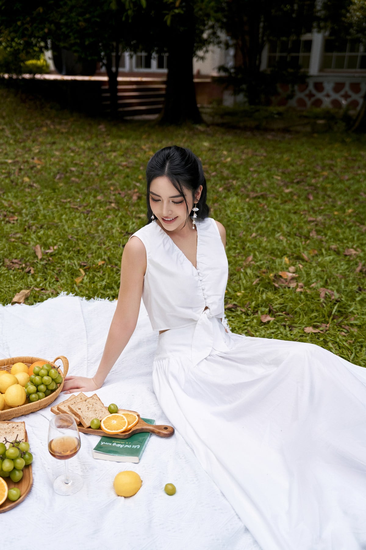 BAS33068 - Áo kiểu dạo phố vải kaki dáng croptop cổ chữ V nhún buộc eo tạo kiểu cài khuy thân trước - PANTIO