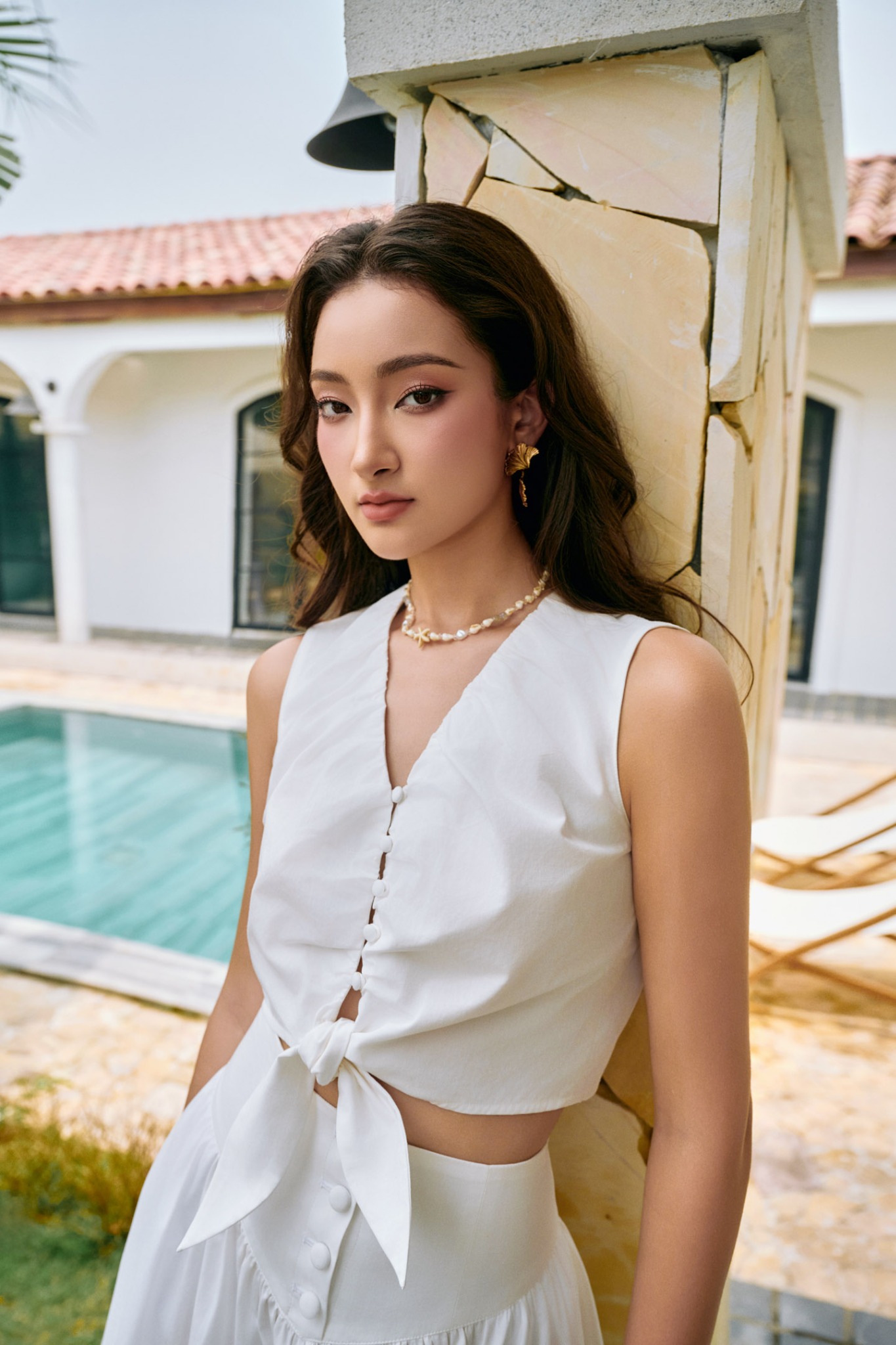 BAS33068 - Áo kiểu dạo phố vải kaki dáng croptop cổ chữ V nhún buộc eo tạo kiểu cài khuy thân trước - PANTIO