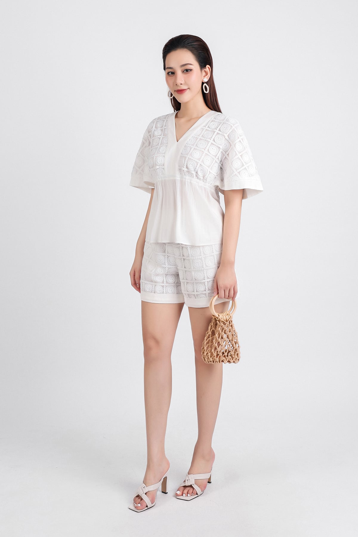 BAS33111 - Áo kiểu dạo phố vải thô hai lớp lót habutai cổ chữ V hoạ tiết kẻ vuông tay lỡ bo chun ngực - PANTIO