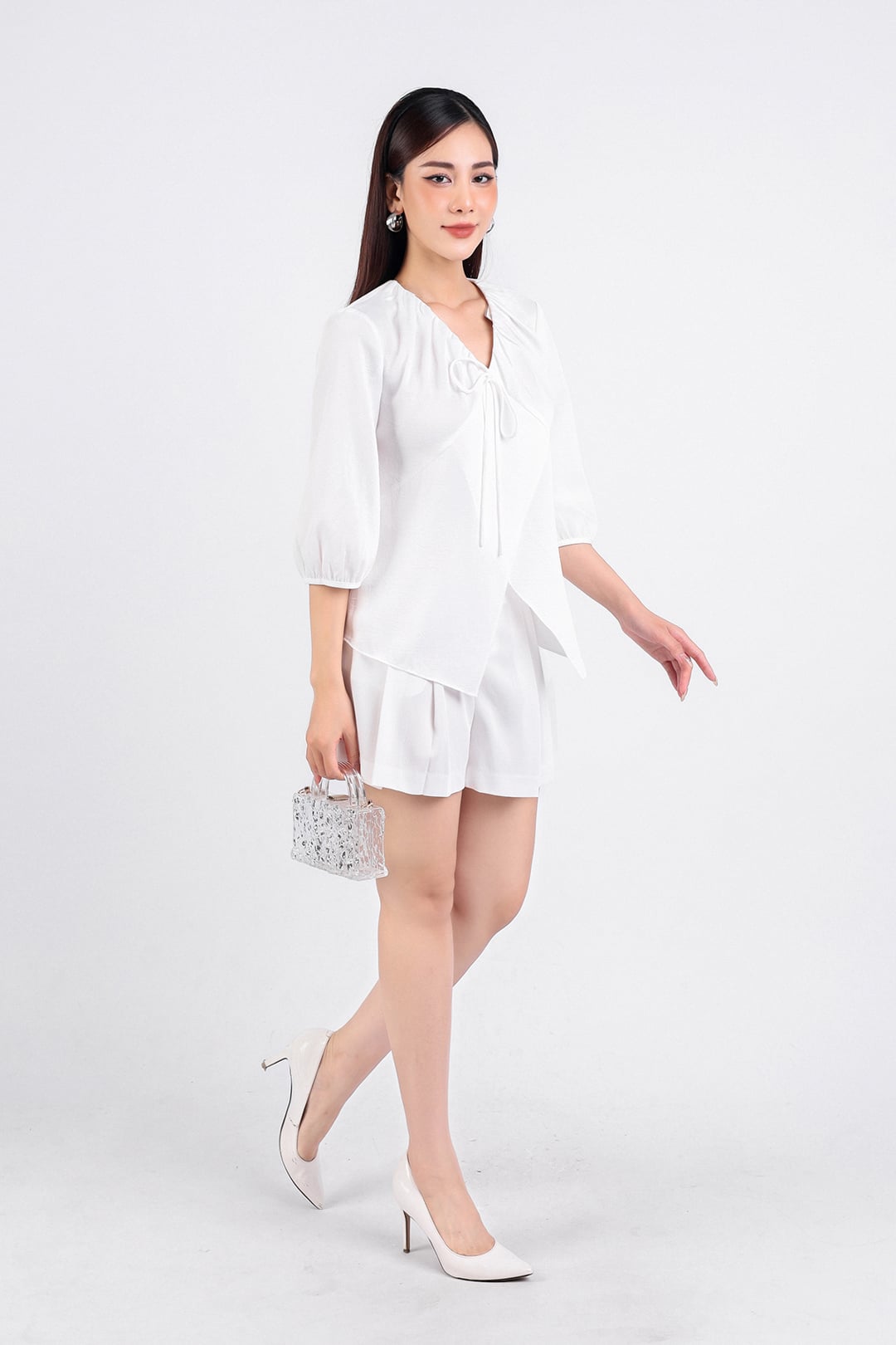 BAS33121 - Áo kiểu dạo phố vải lụa dày dáng suông cổ chữ V nhún tạo kiểu tay lửng thân áo xẻ tà - PANTIO