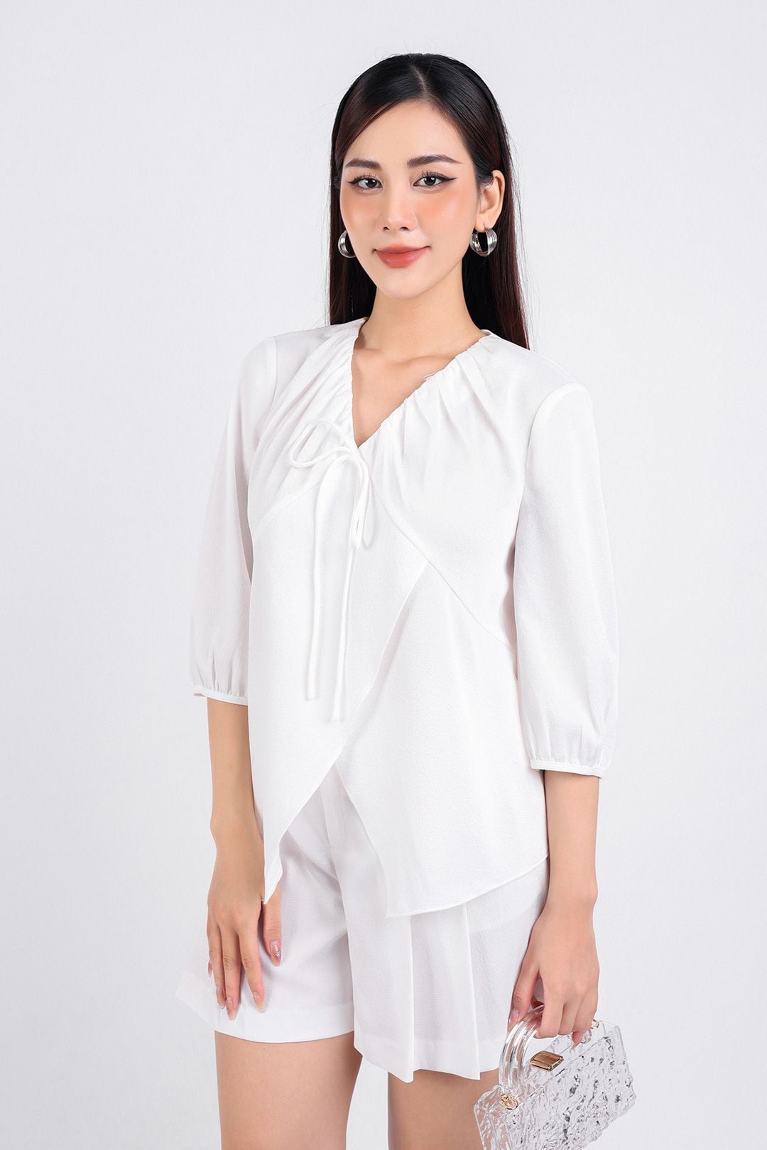 BAS33121 - Áo kiểu dạo phố vải lụa dày dáng suông cổ chữ V nhún tạo kiểu tay lửng thân áo xẻ tà - PANTIO