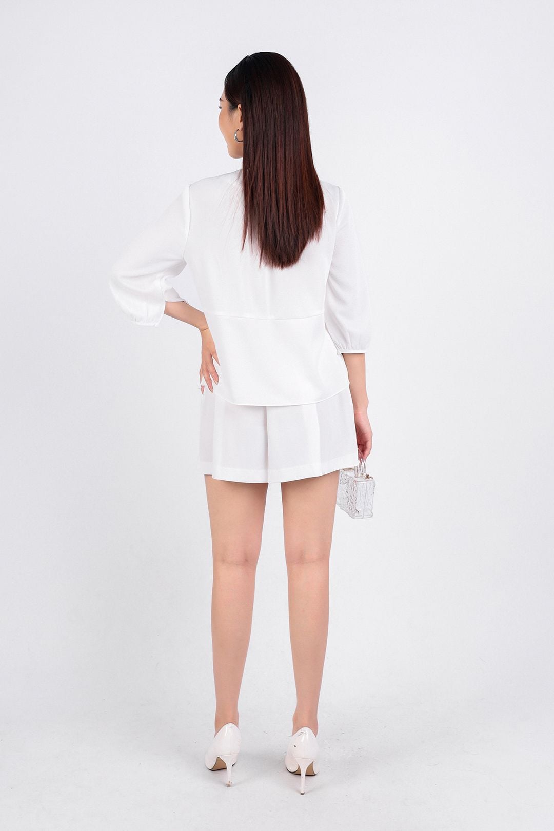 BAS33121 - Áo kiểu dạo phố vải lụa dày dáng suông cổ chữ V nhún tạo kiểu tay lửng thân áo xẻ tà - PANTIO